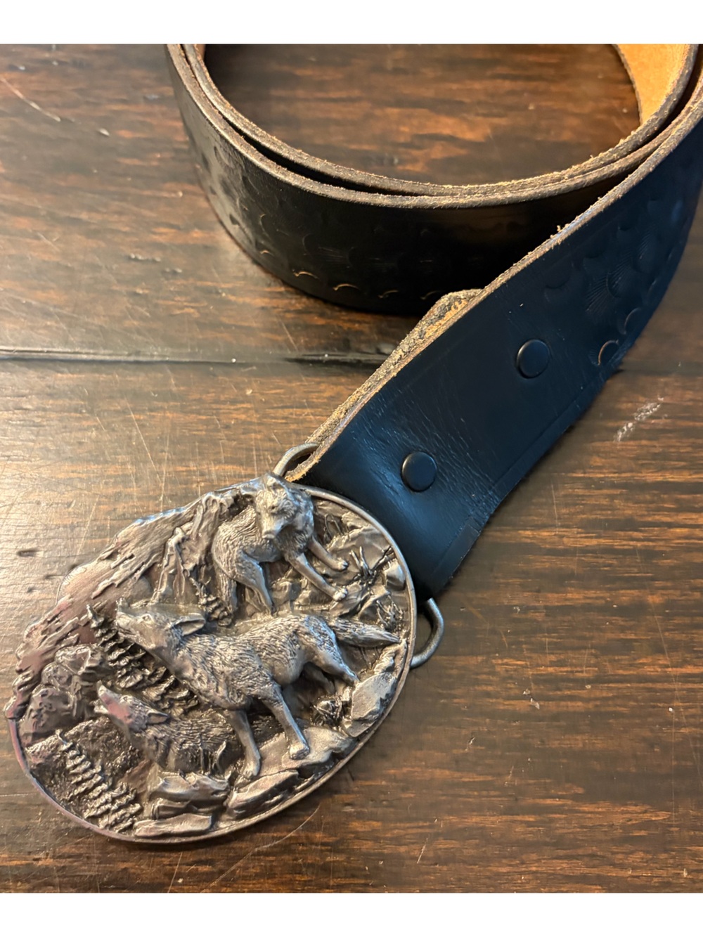 1981 vintage Bergamot Brass Works solid pewter belt buckle embossed wolf design